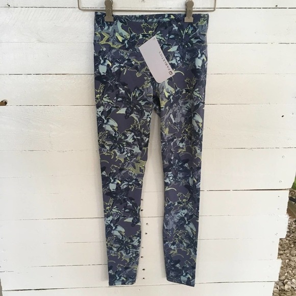 Fabletics Powerhold Capri NWOT - Picture 3 of 5